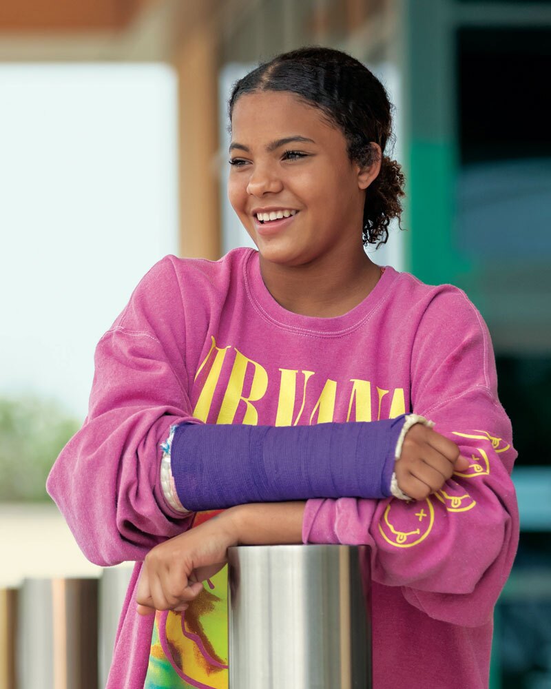 casting-girl-with-purple-cast-800x1200